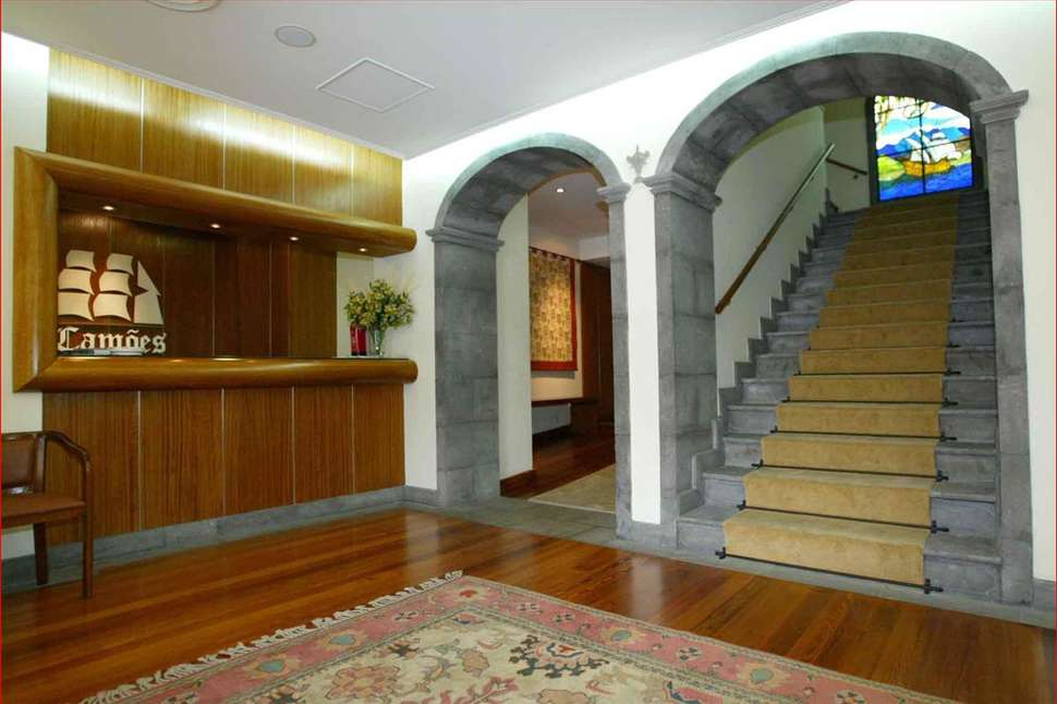 Een foto van het interieur van Camoes Hotel