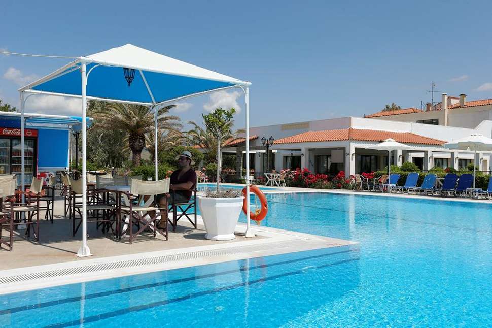 Een foto van het terras bij Hotel Kalloni Bay