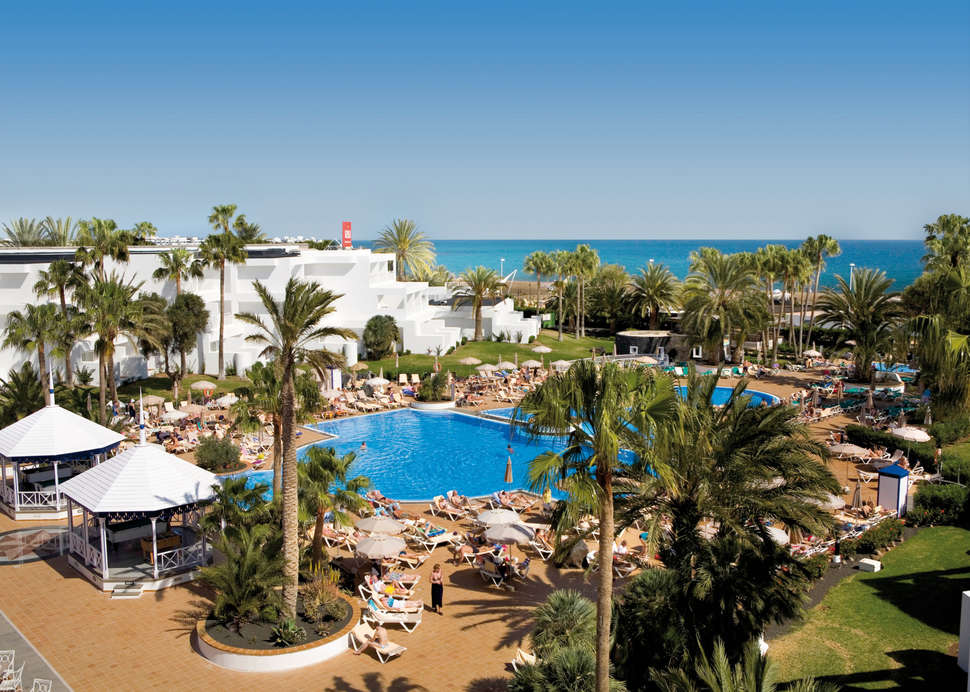 Een foto van het zwembad bij Riu Paraiso Lanzarote Resort