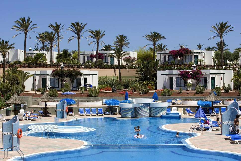 Een foto van het zwembad bij Club Playa Blanca Hotel