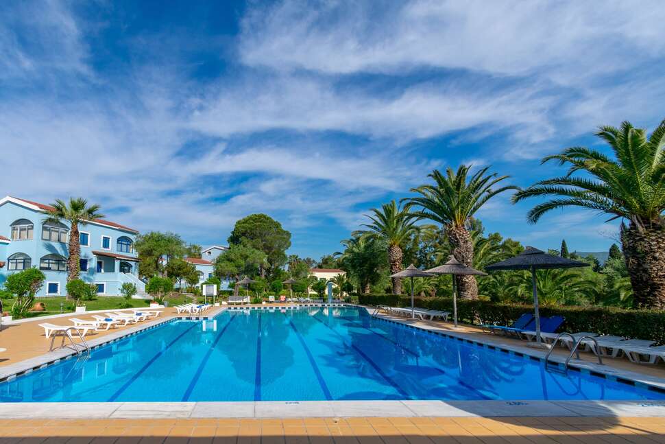 Een foto van het zwembad bij Govino Bay Corfu