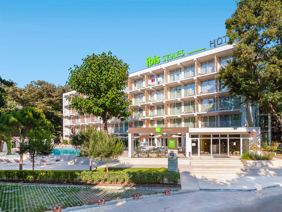 Ein Foto Ibis Styles Golden Sands Roomer