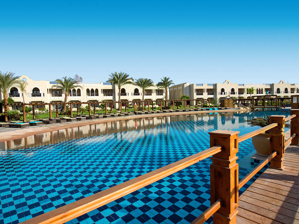 Een foto van het zwembad bij Sunrise Arabian Beach Resort