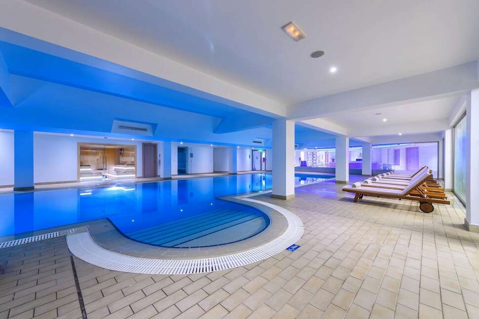 Een foto van het zwembad bij Asterias Beach Hotel