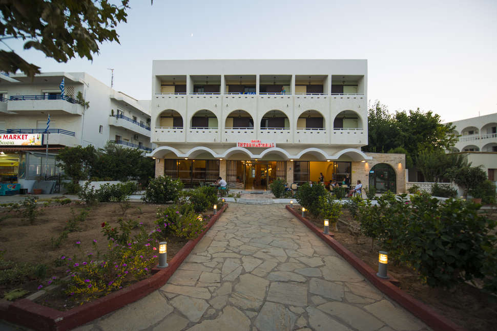 Ein Foto von der Außenansicht des International Hotel