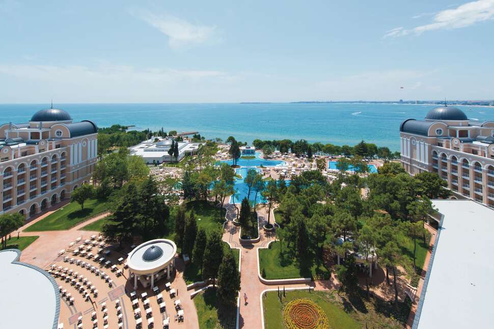 Een foto van de buitenkant van Dreams Sunny Beach Resort & Spa