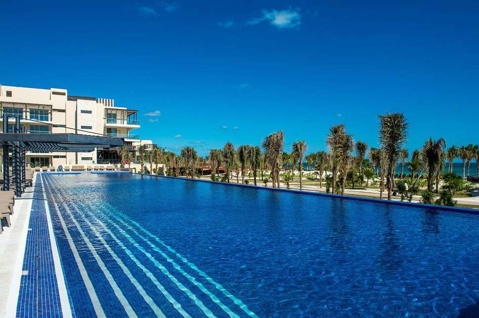 Een foto van het zwembad bij Royalton Riviera Cancun