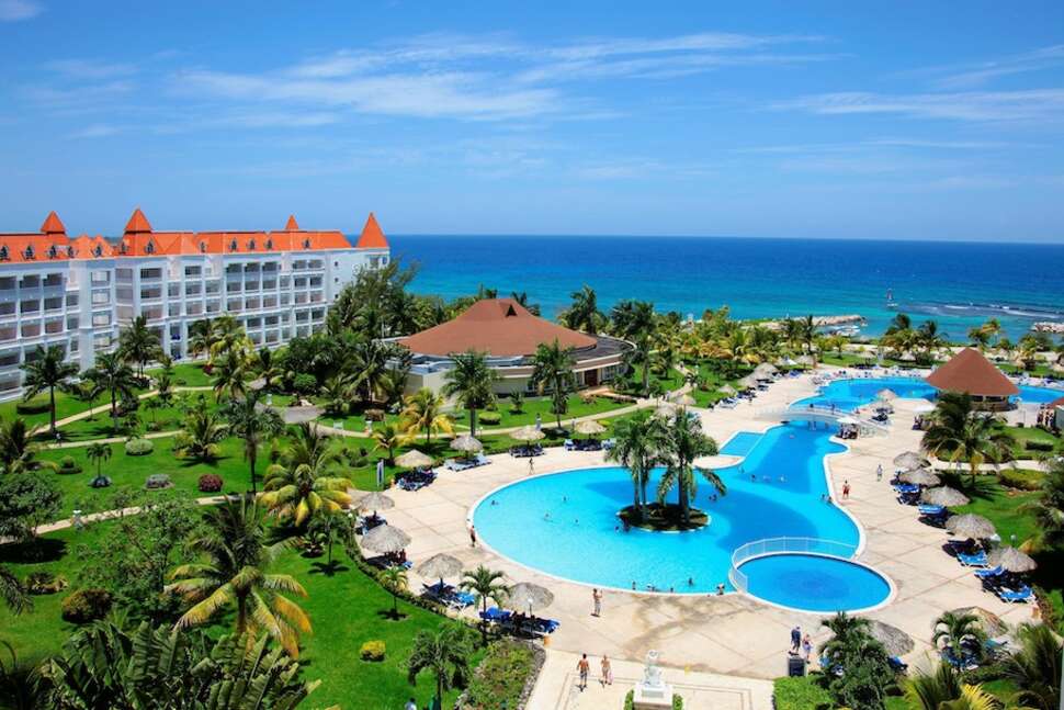 Een foto van het zwembad bij Grand Bahia Principe Jamaica