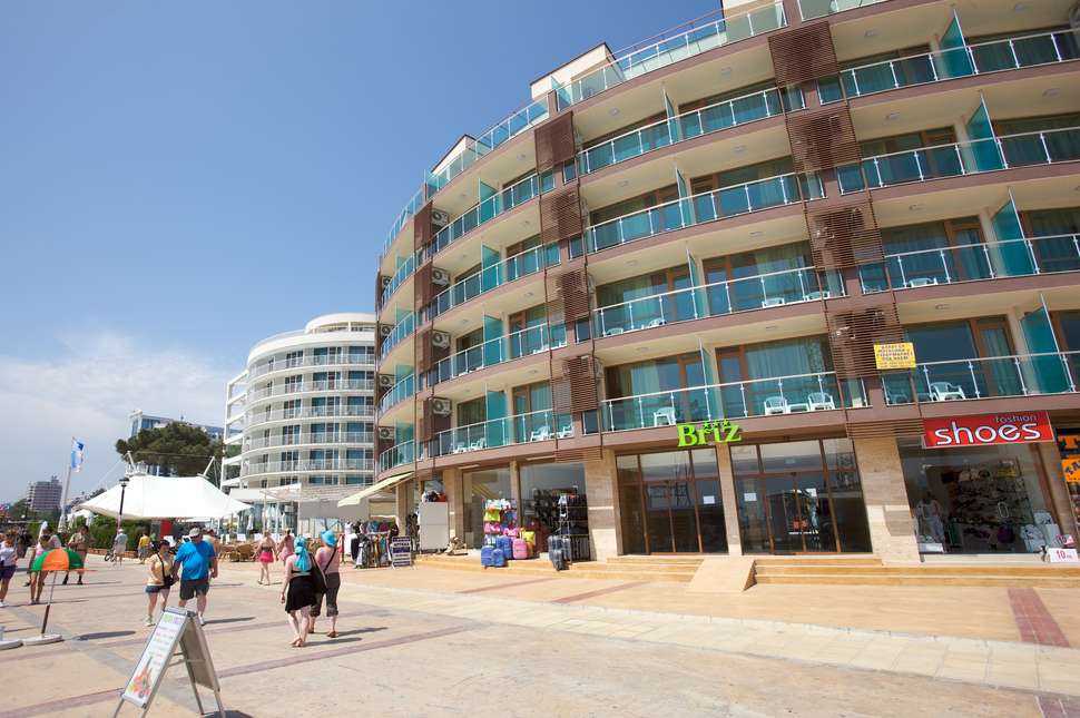 Een foto van de buitenkant van Seabreeze Hotel