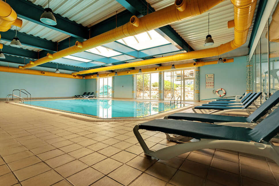 Een foto van het zwembad bij Leonardo Cypria Bay