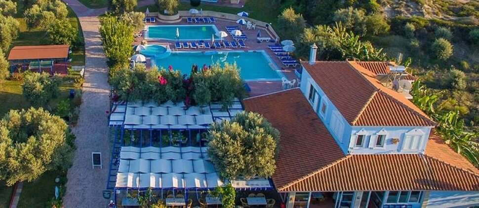 Ein Foto vom Pool im Filoxenia Hotel Tholos