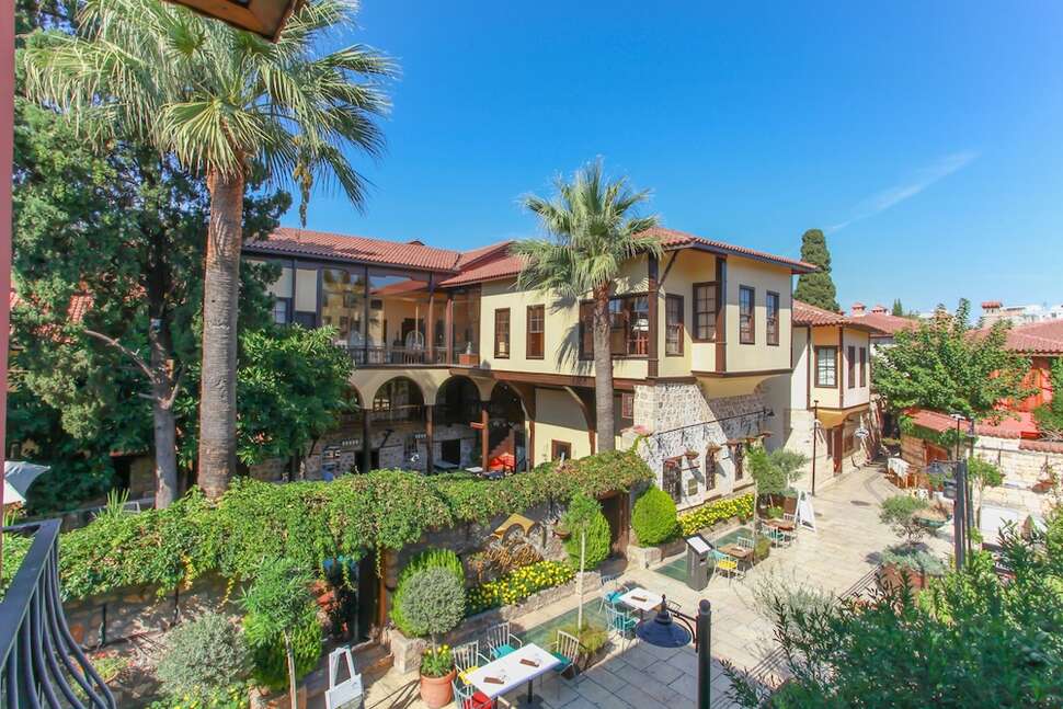 Een foto van het terras bij Alp Pasa Hotel