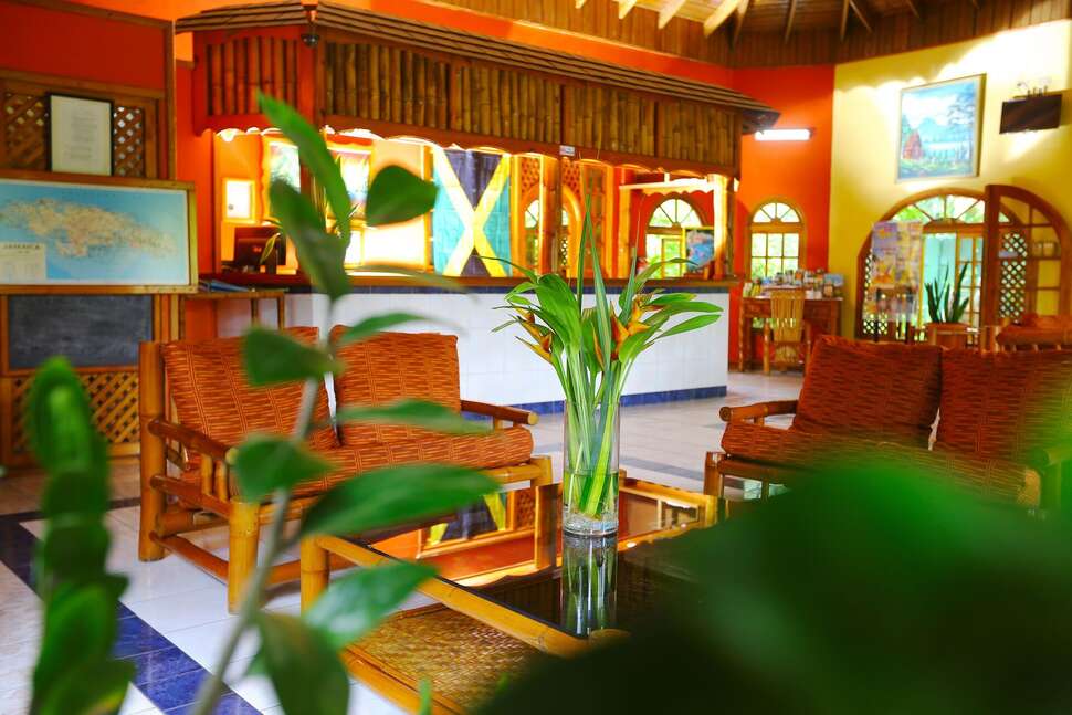 Een foto van het interieur van Merril's Beach Resort II