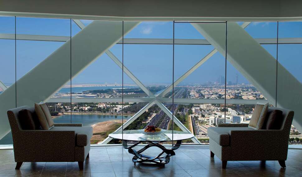 Een foto van het interieur van Andaz Capital Gate by Hyatt