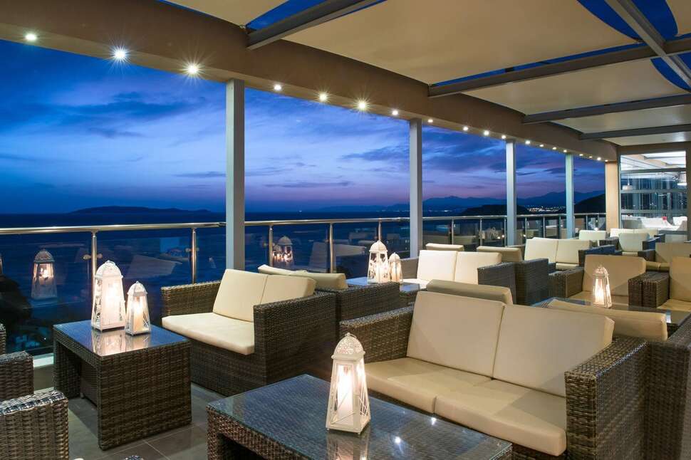 Ein Foto von der Terrasse im Blue Bay Resort & Spa