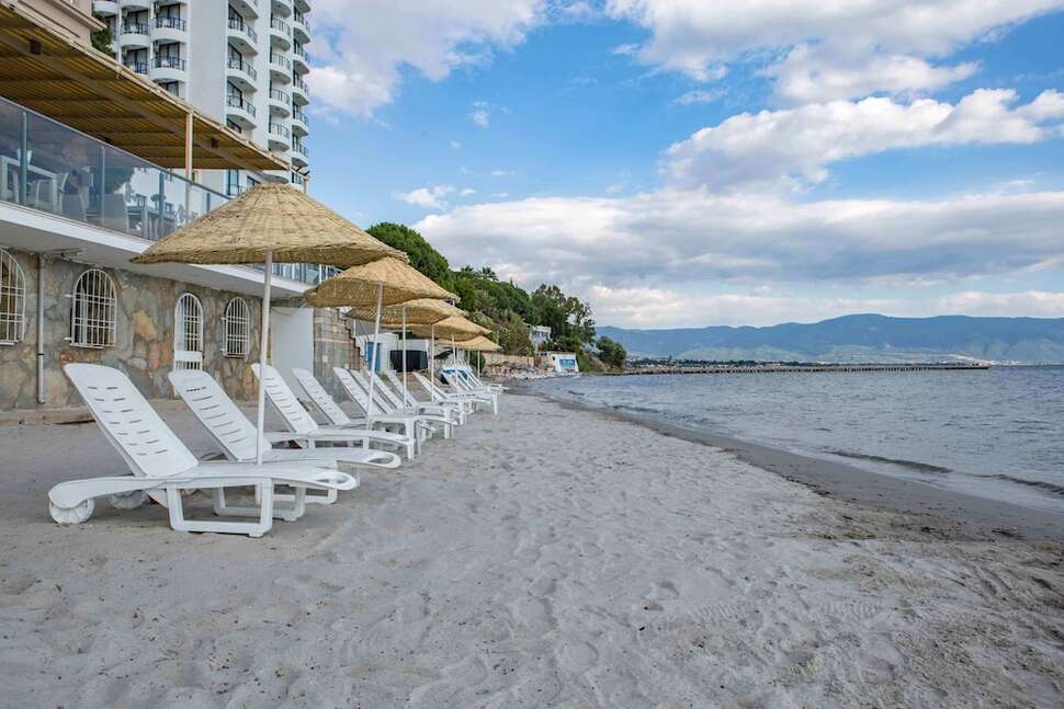 Een foto van het strand bij Melis Hotel