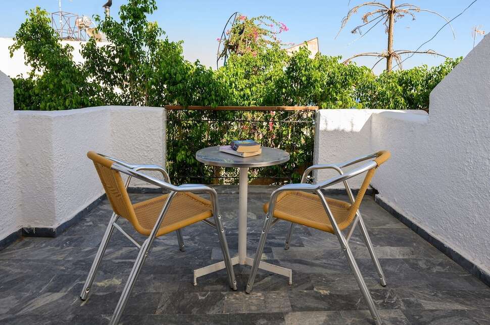Een foto van het terras bij Adonis Hotel