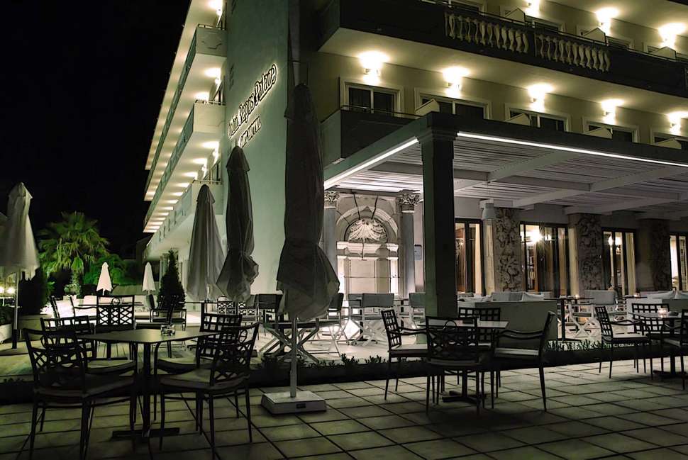 Een foto van het terras bij Mon Repos Palace Hotel