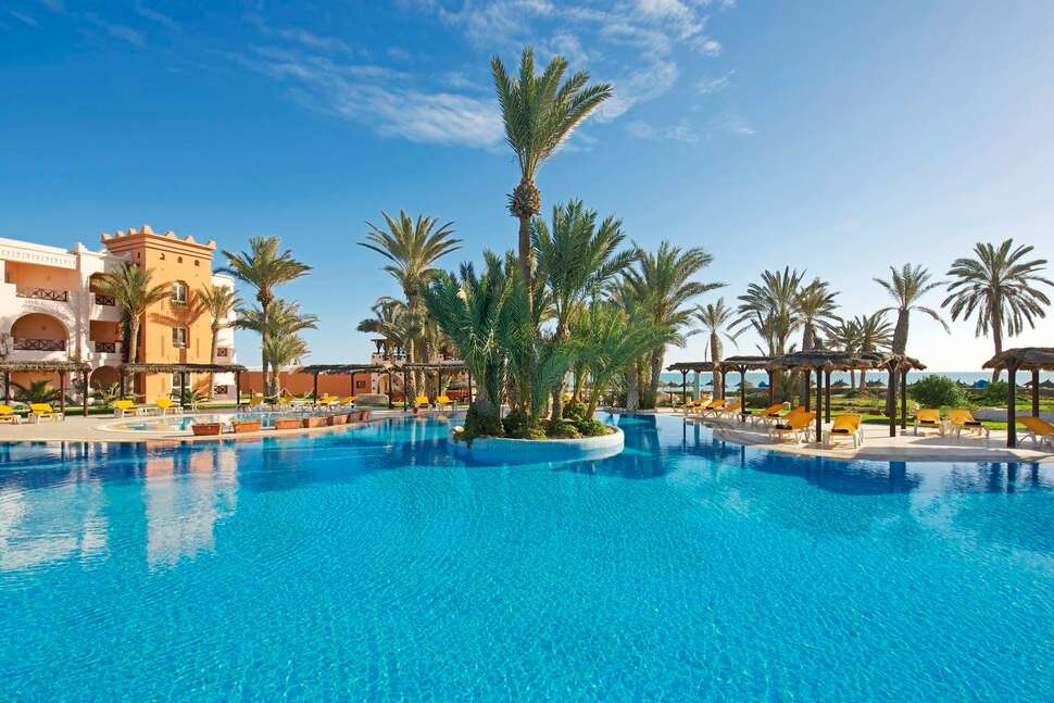 Een foto van het zwembad bij Vincci Safira Palms