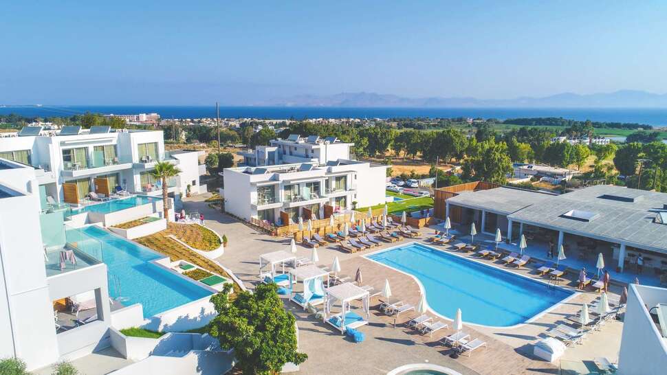 Een foto van het zwembad bij Harmony Crest Resort & Spa
