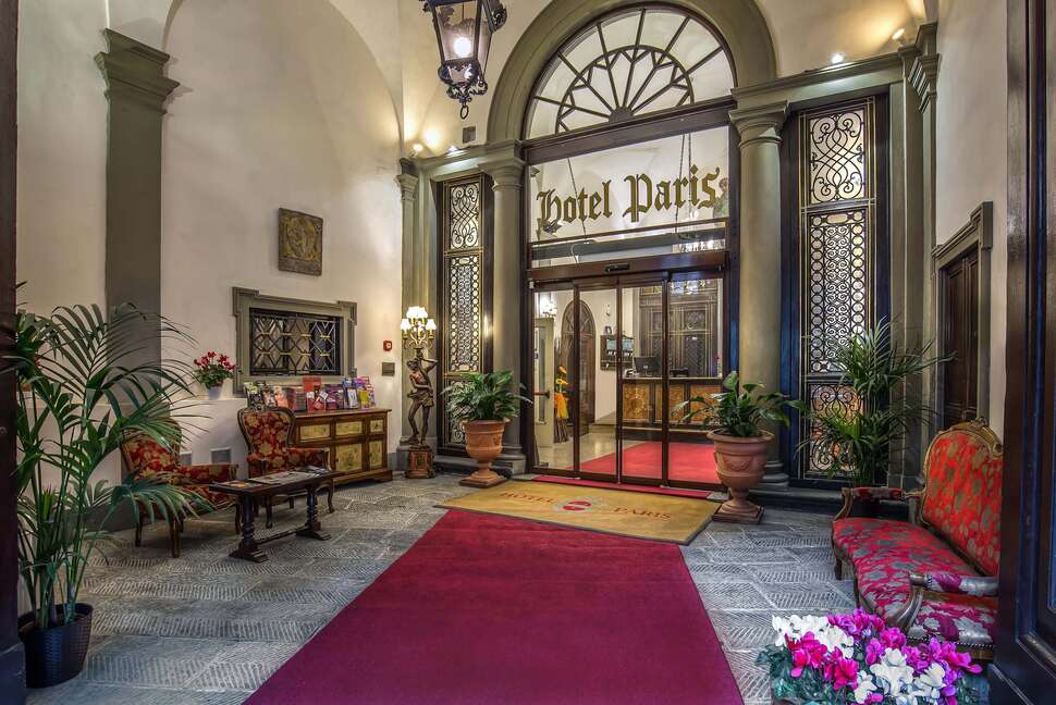 Een foto van de buitenkant van Hotel Paris Florence
