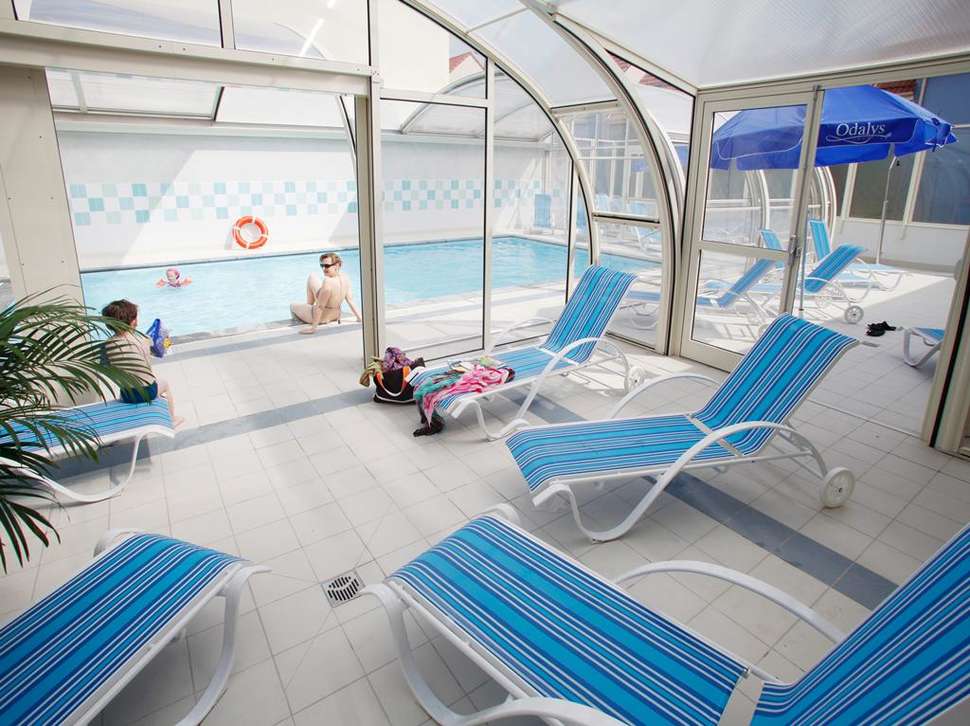 Een foto van het zwembad bij Residence Odalys Les Villas de la Baie