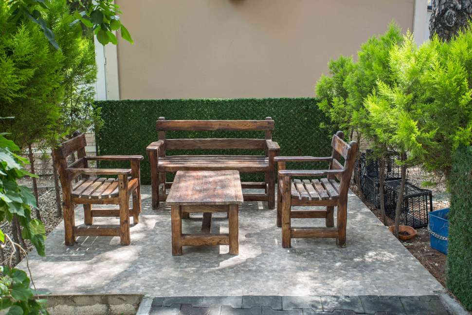 Een foto van het terras bij Melis Hotel