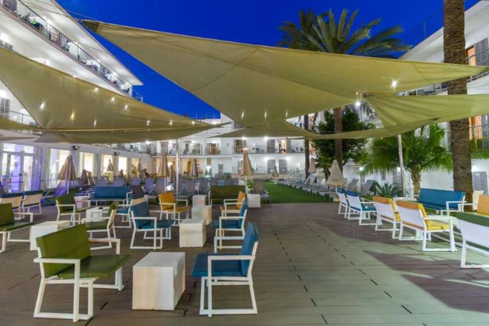 Een foto van het terras bij Eix Alcudia Hotel