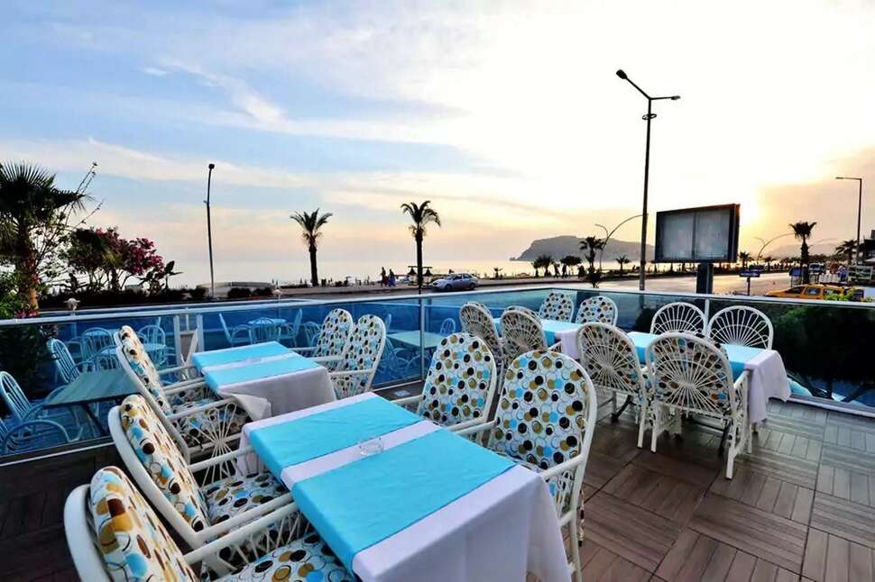 Een foto van het terras bij Alanya Mesut Hotel