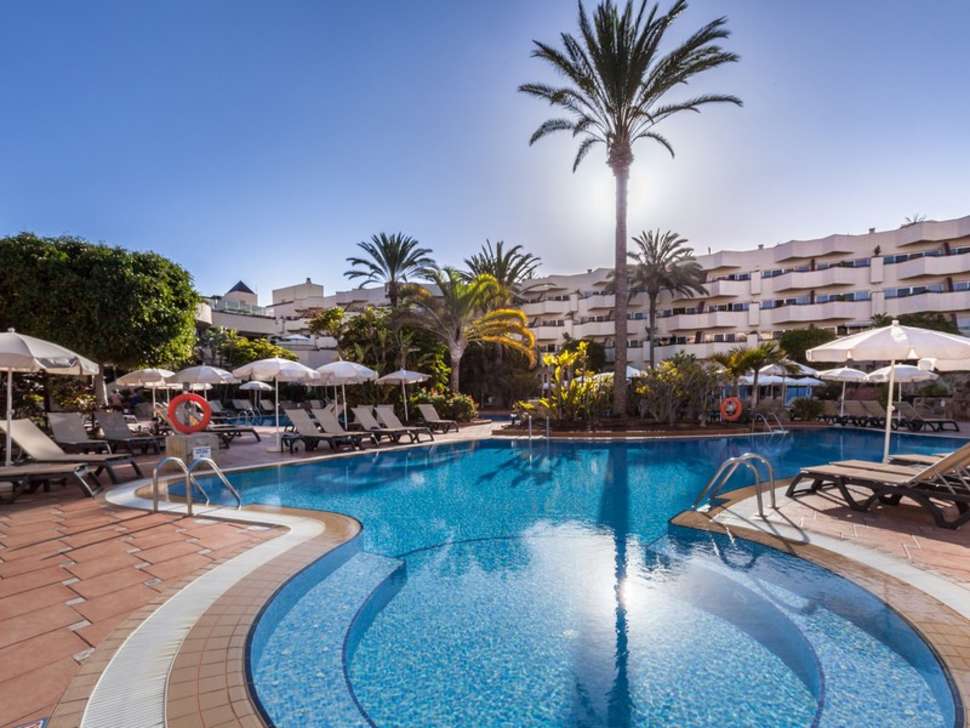Een foto van het zwembad bij Barcelo Corralejo Bay