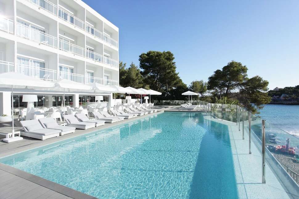 Een foto van het zwembad bij Grupotel Ibiza Beach Resort