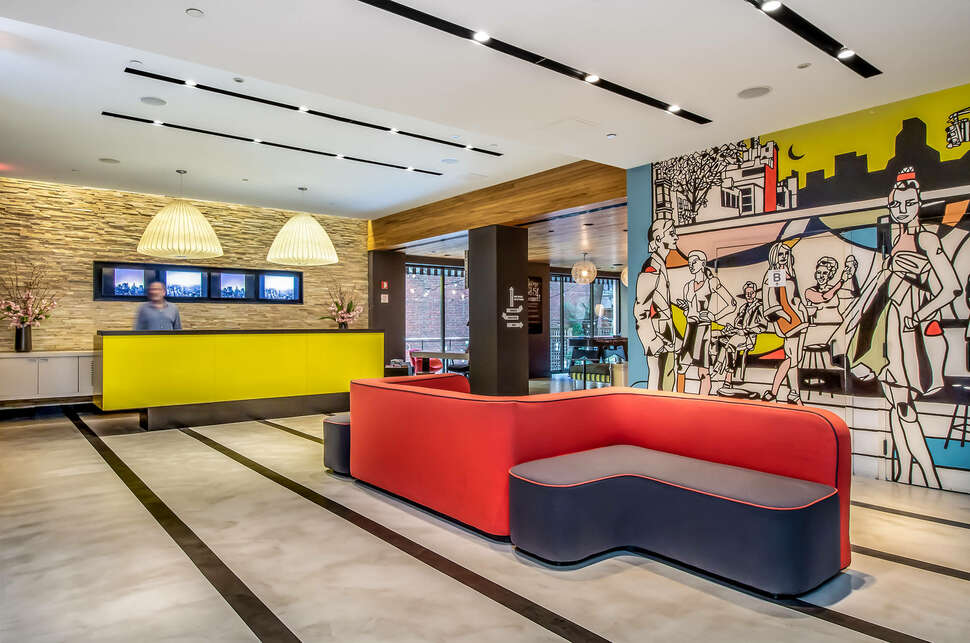 Een foto van het interieur van Motto by Hilton New York City Times Square