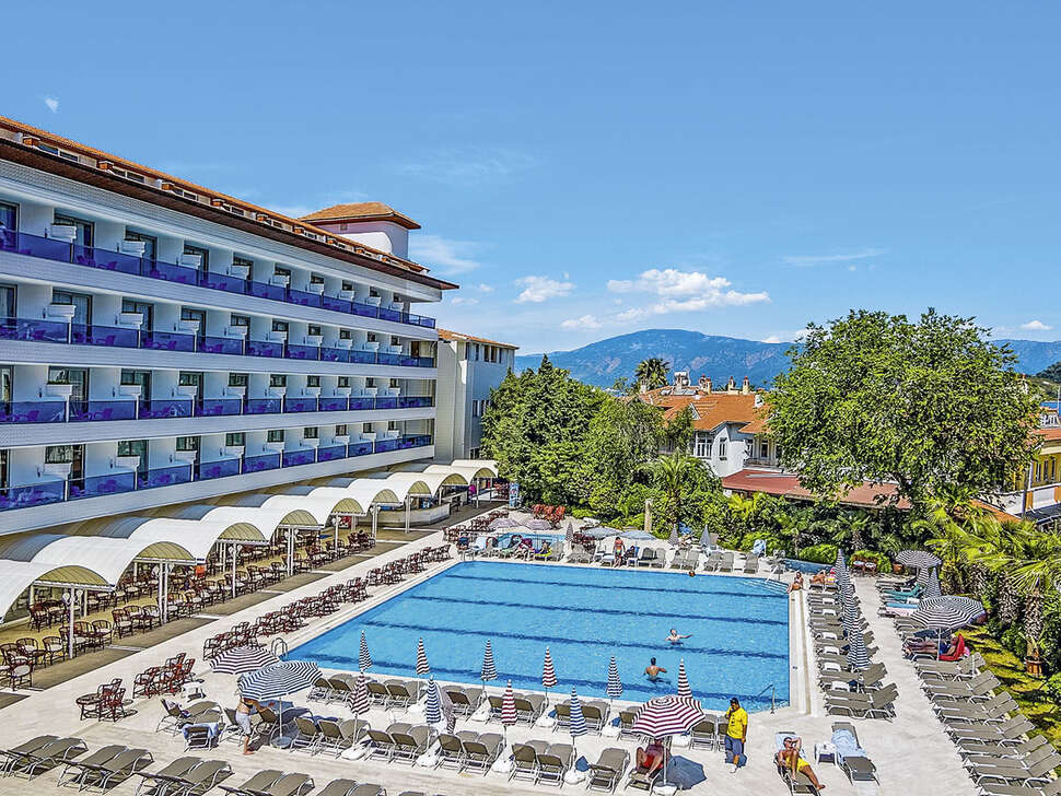 Een foto van het zwembad bij L'Etoile Hotel