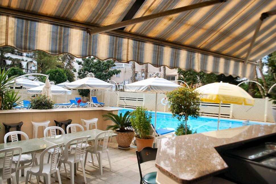 Een foto van het terras bij San Remo Hotel