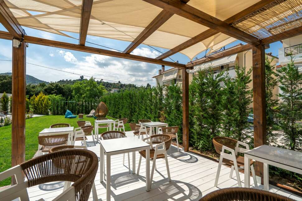 Een foto van het terras bij Mirablue Deluxe Residences