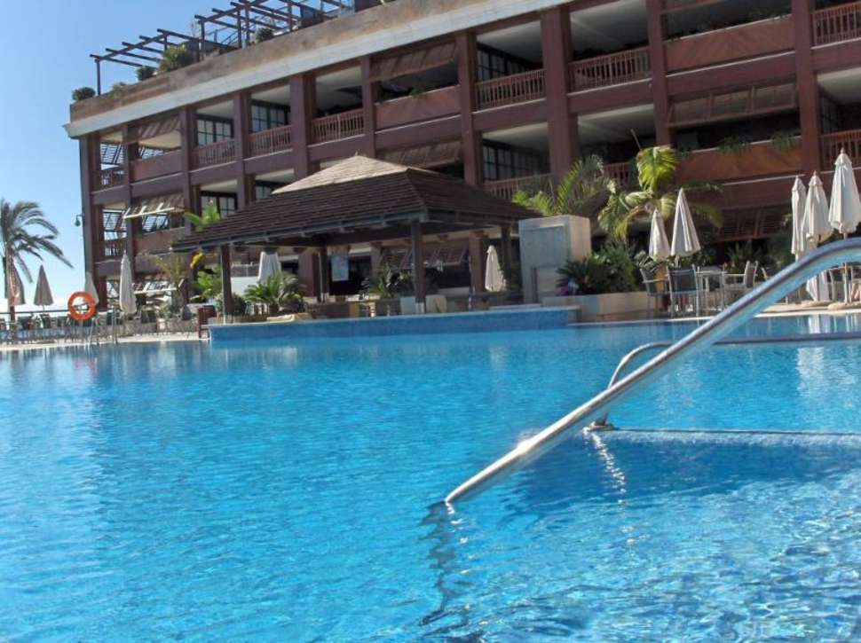 Een foto van het zwembad bij Gran Hotel Guadalpin Banus