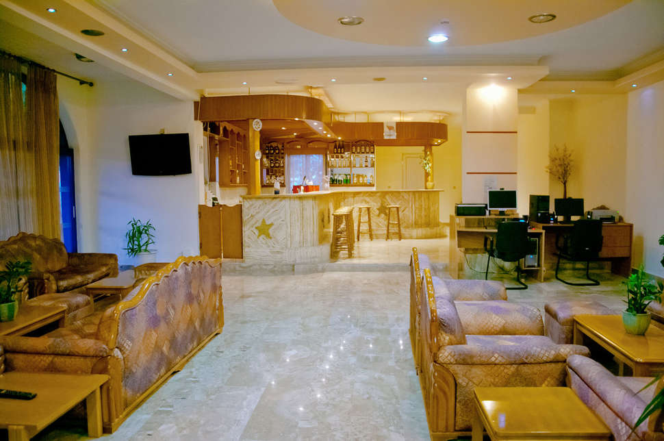 Een foto van het interieur van Hotel Tigaki's Star