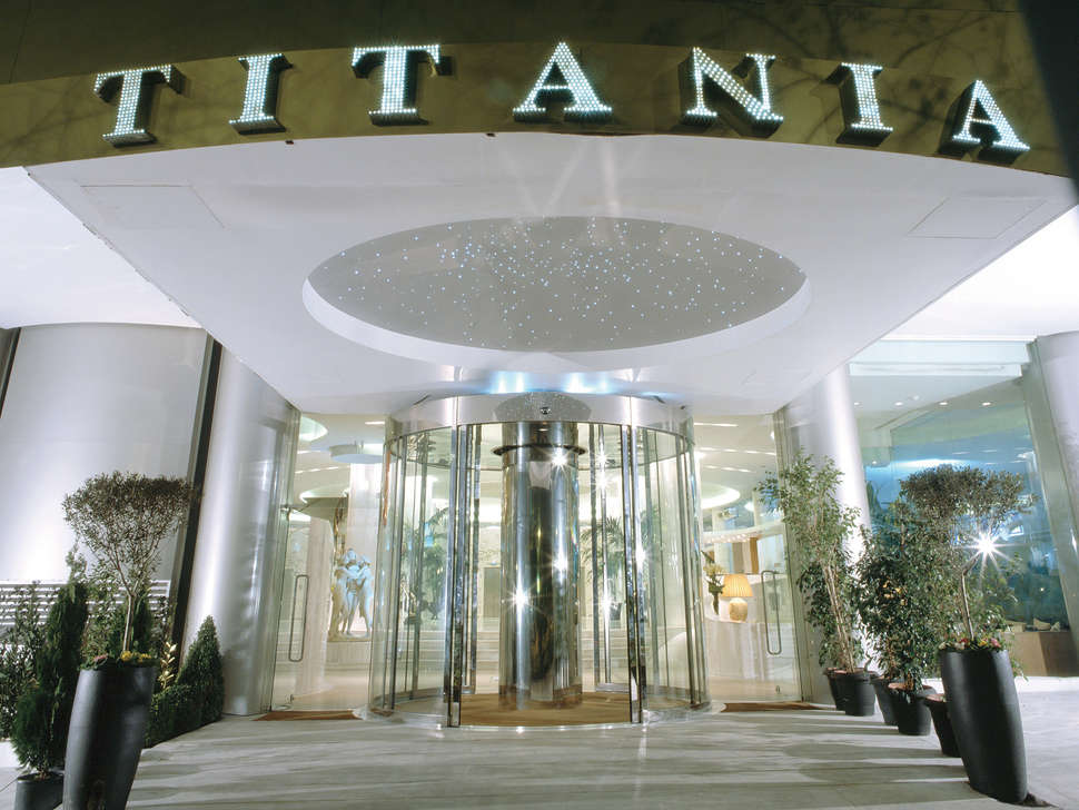 Ein Foto von der Außenansicht des Titania Hotel