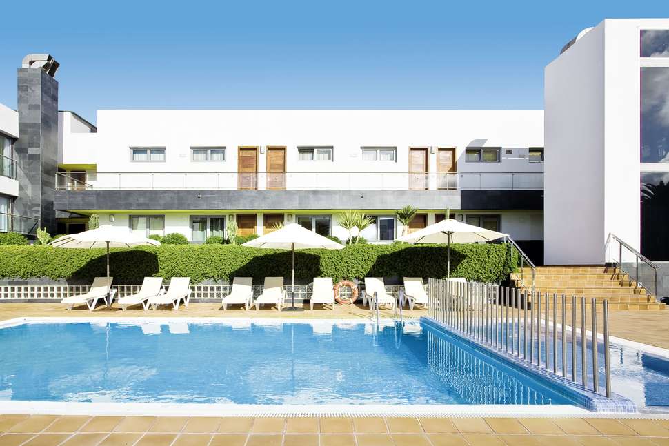 Een foto van het zwembad bij Hotel Livvo Corralejo Beach