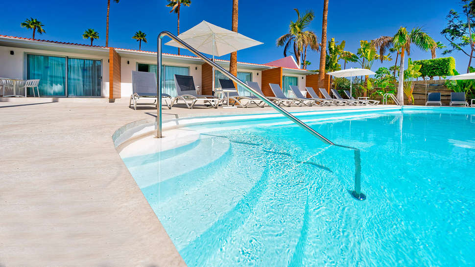 Een foto van het zwembad bij Sanom Beach Resort