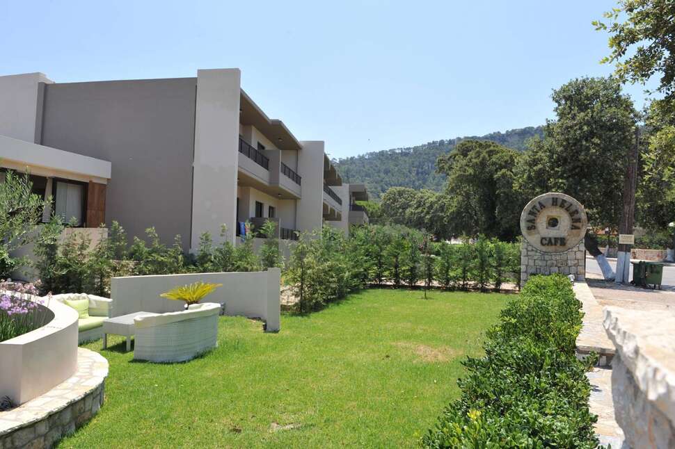 Een foto van de buitenkant van Santa Helena Hotel