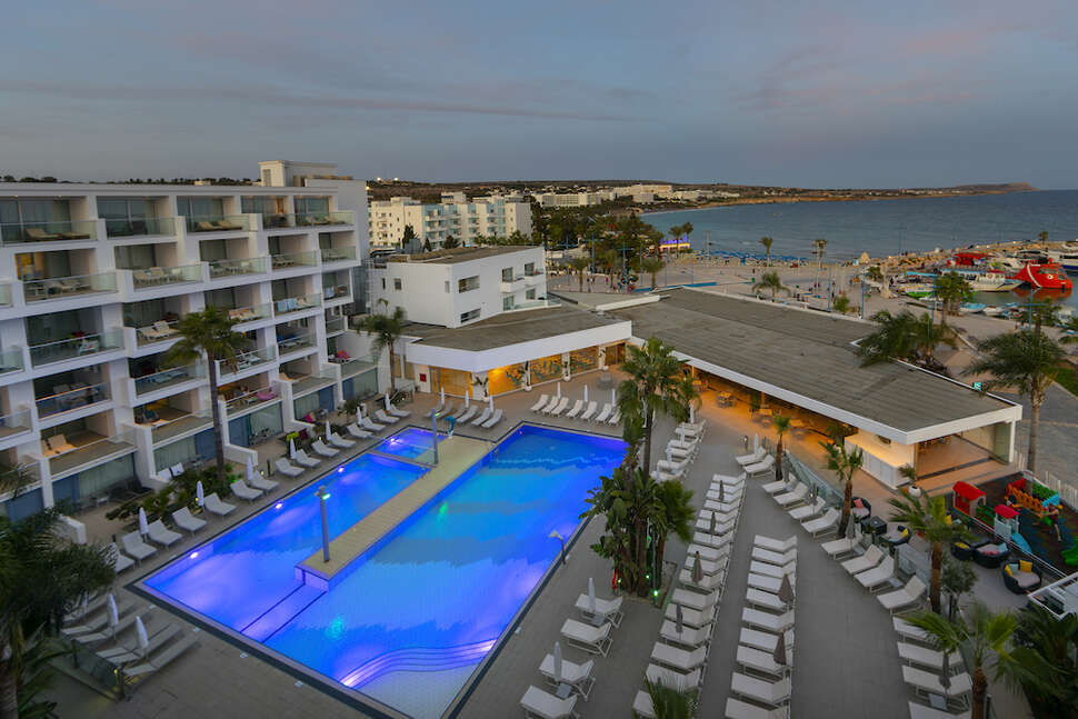 Een foto van het zwembad bij Limanaki Beach Hotel