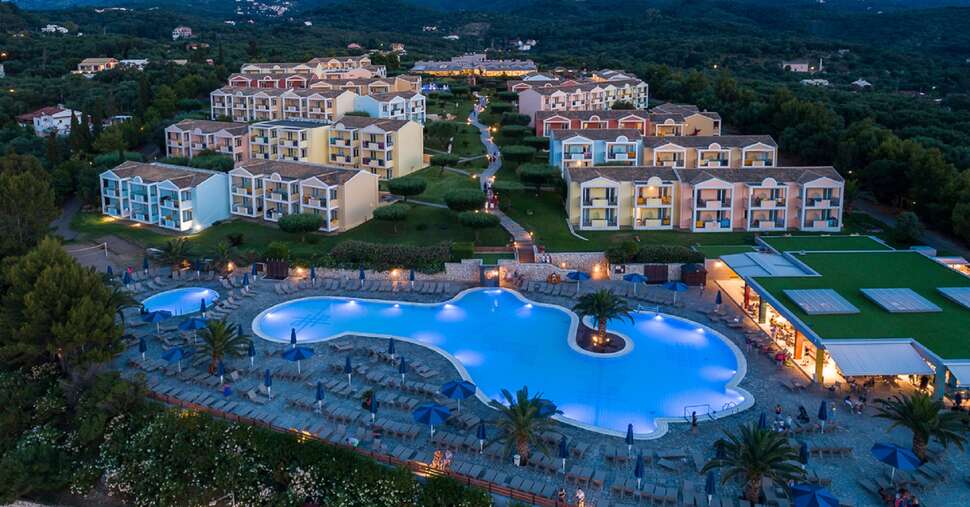 Een foto van het zwembad bij Mareblue Beach Resort