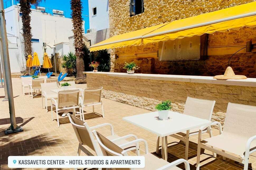 Een foto van het terras bij Kassavetis Center Hotel Studios & Appartementen