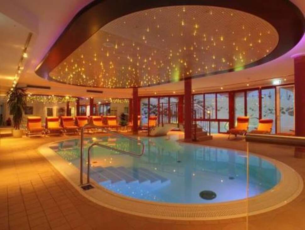 Een foto van het zwembad bij Urslauerhof Berg & Spa Hotel