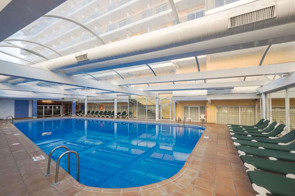 Een foto van het zwembad bij Rosamar Garden Resort