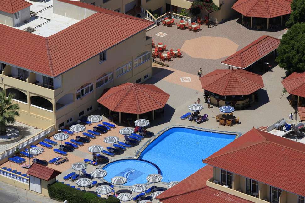 Een foto van het zwembad bij Fantasy Hotel