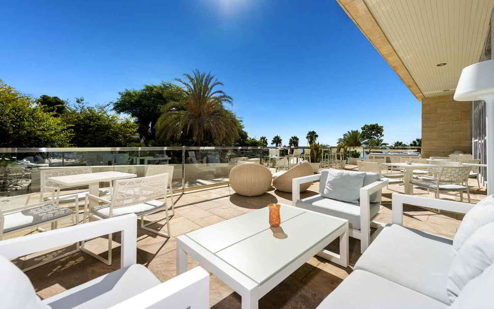 Een foto van het terras bij Amare Marbella Beach Hotel