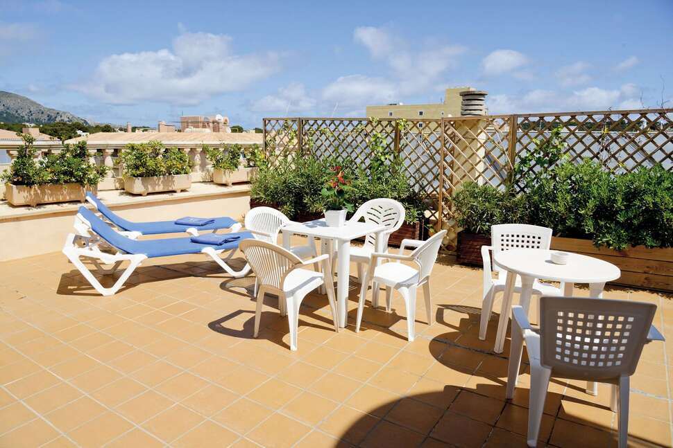 Een foto van het terras bij Hotel Amoros