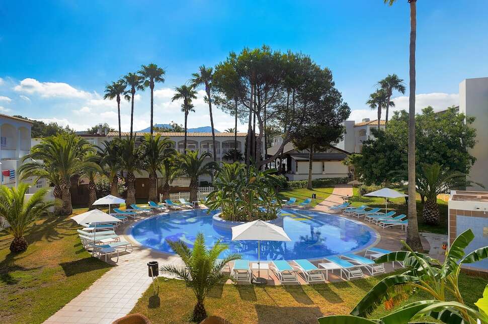 Een foto van het zwembad bij Hotel Vibra Cala Tarida
